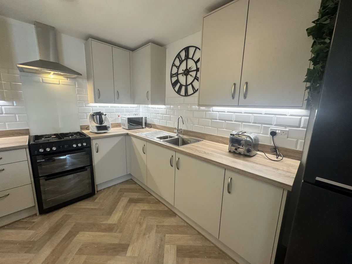 kitchen-tiling-finished-kitchen-swansea-daffodil-tiling Fully tiled Swansea kitchen with white metro splashback by Daffodil Tiling