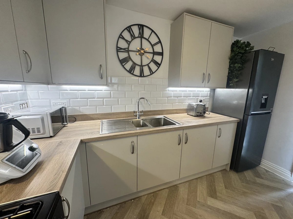 tile-grouting-kitchen-swansea-daffodil-tiling Freshly grouted metro tile splashback, Swansea kitchen